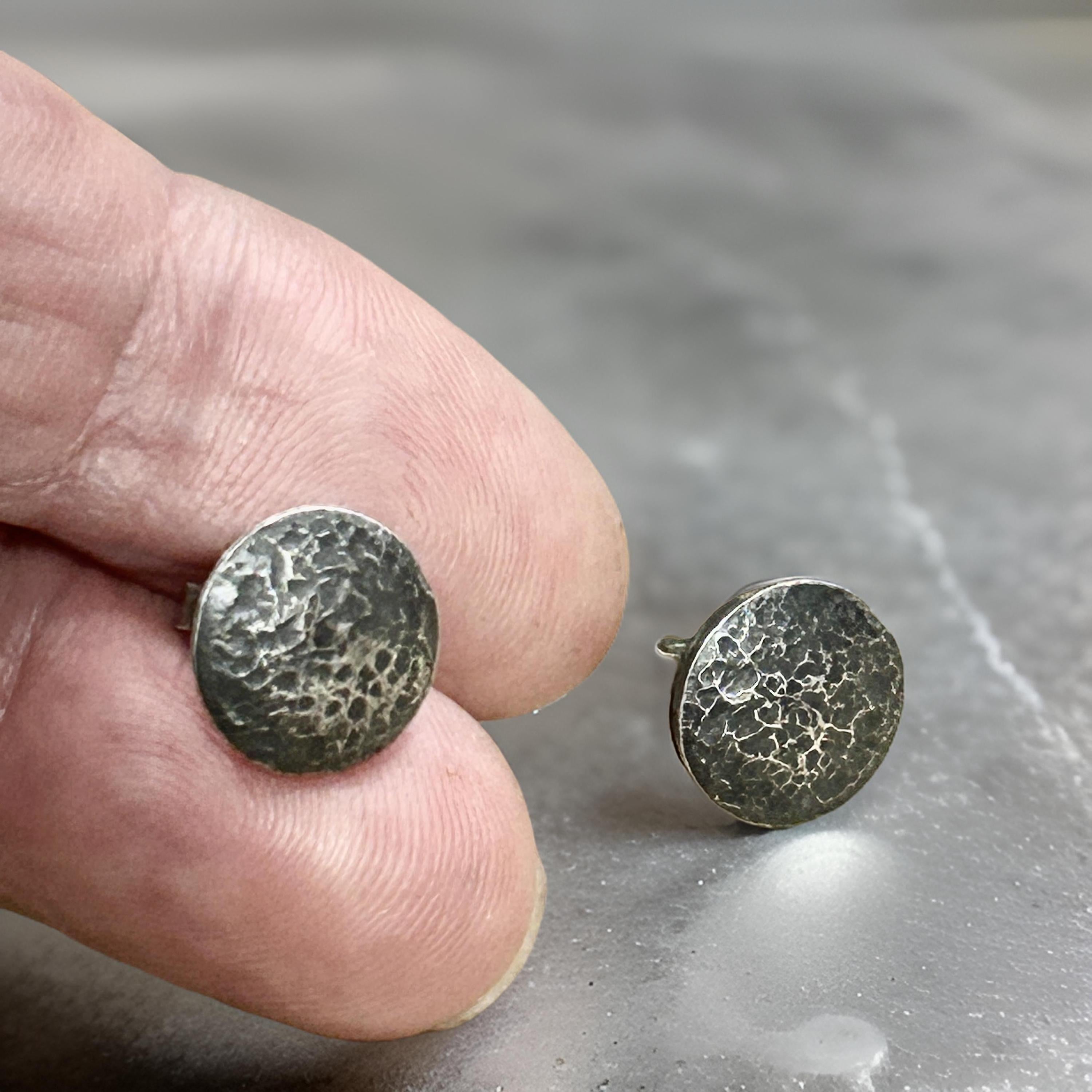 Rustic Hammered Sterling Silver Stud Earrings – Oxidized Silver Circle Earrings – Handmade Minimalist Earrings – Small Textured Earrings
