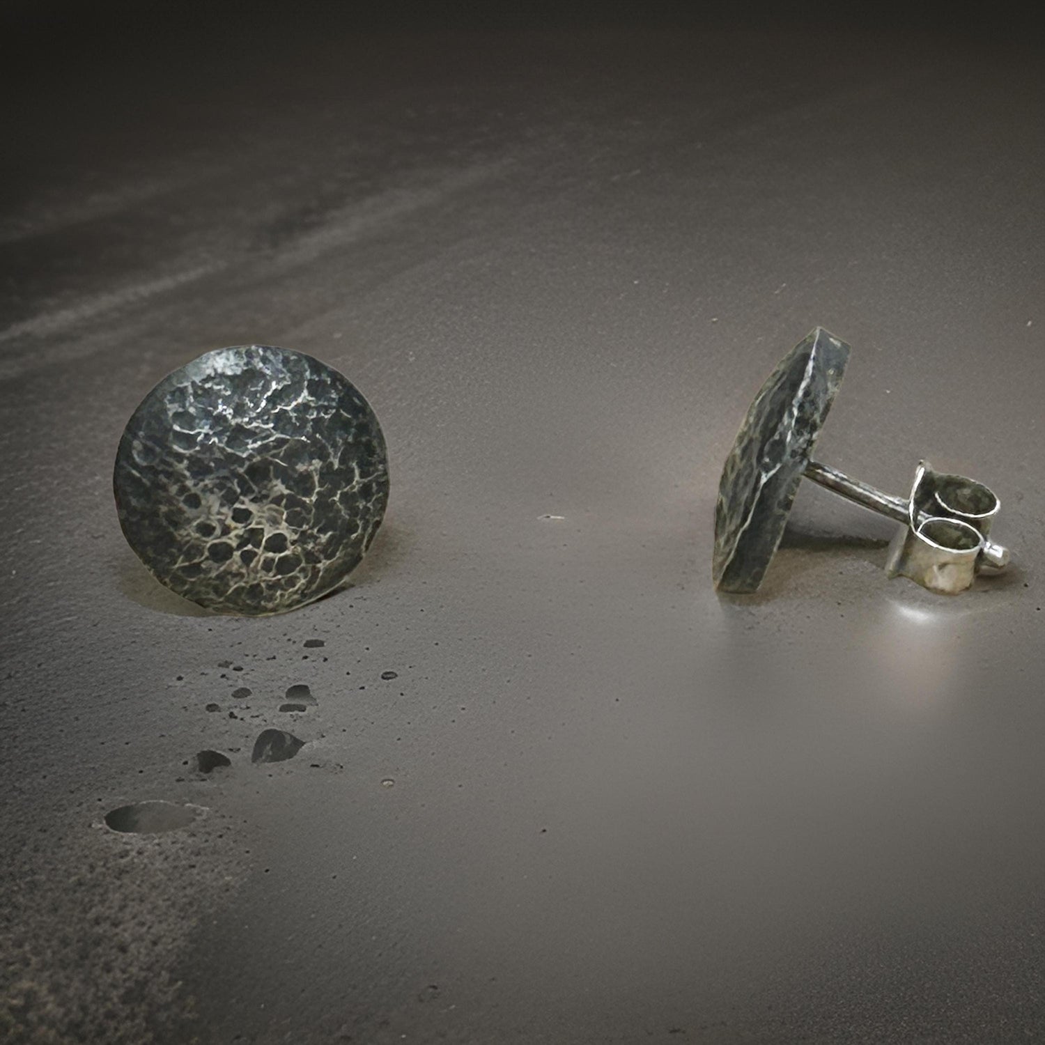 Rustic Hammered Sterling Silver Stud Earrings – Oxidized Silver Circle Earrings – Handmade Minimalist Earrings – Small Textured Earrings
