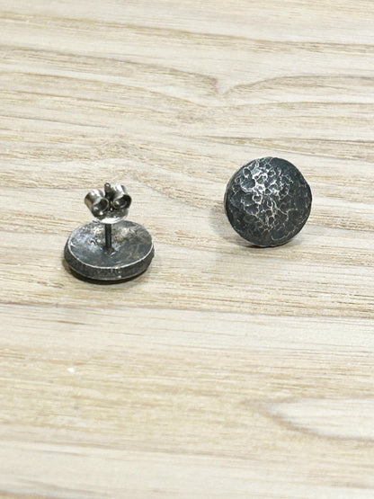 Rustic Hammered Sterling Silver Stud Earrings – Oxidized Silver Circle Earrings – Handmade Minimalist Earrings – Small Textured Earrings