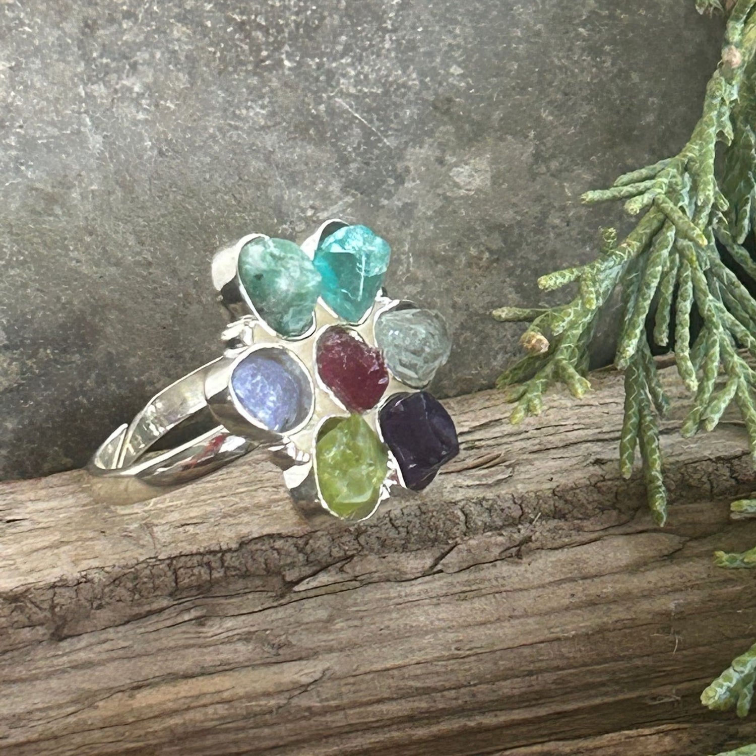 Flower ring with stones